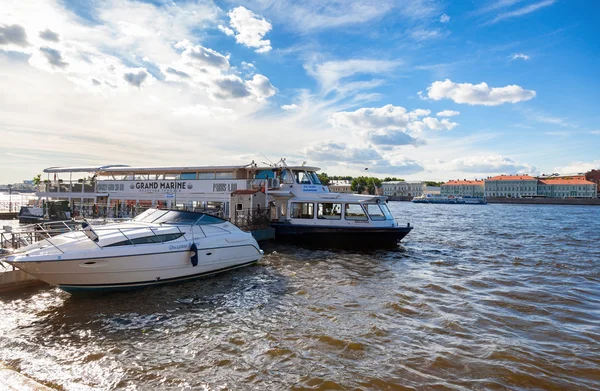 Crucero por el río barcos de pasajeros amarrados en el río Neva en San Petrsbur — Foto de Stock