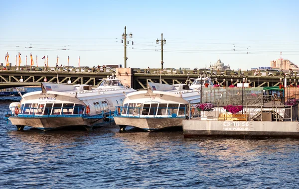 Crucero por el río barcos de pasajeros amarrados en el río Neva en San Petrsbur — Foto de Stock