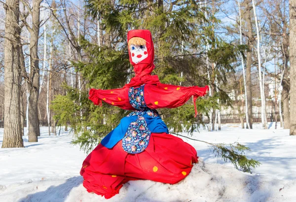 在俄罗斯的忏悔节。燃烧的大娃娃。谢肉节或 Pa — 图库照片