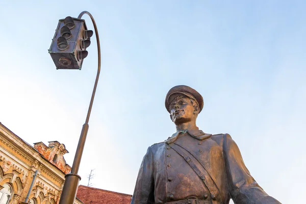 Fragment des Bronzemonuments "Onkel Stiefa-Milizionär" gegen blu — Stockfoto