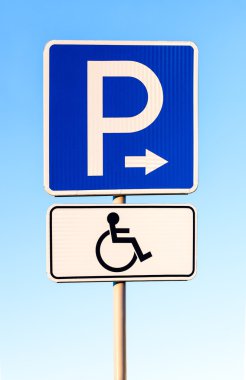 Bir Engelli işareti mavi gökyüzü karşı otopark Close-Up