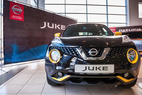 Presentation Nissan Juke at the office of official dealer Nissan — Stock Photo, Image