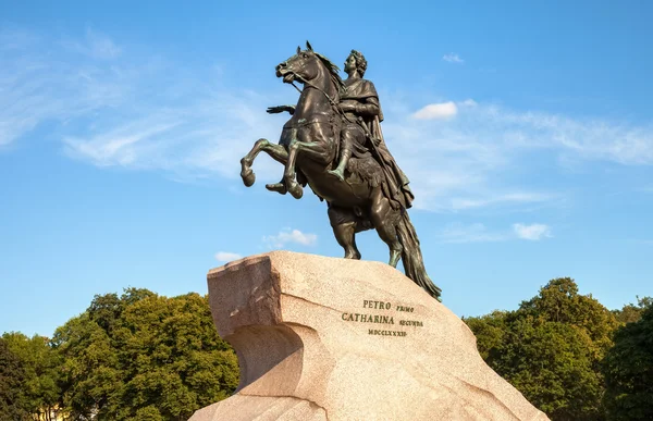 The equestrian statue of Peter the Great (Bronze Horseman) in St — Stock Photo, Image