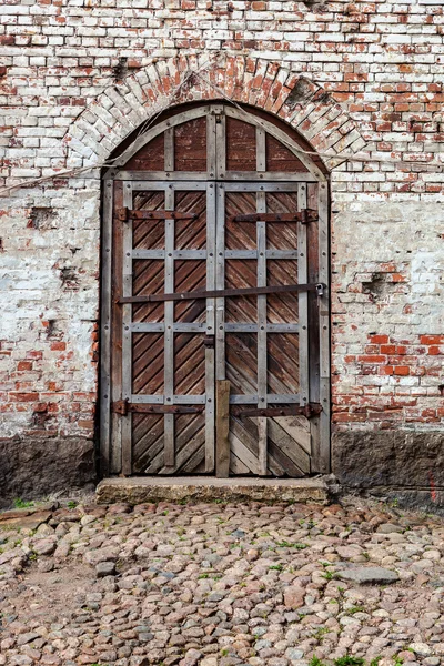 Staré dřevěné bráně na středověký hrad Vyborg, Rusko — Stock fotografie