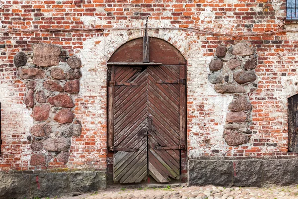 Oude houten poort op het middeleeuwse kasteel van Vyborg, Rusland — Stockfoto