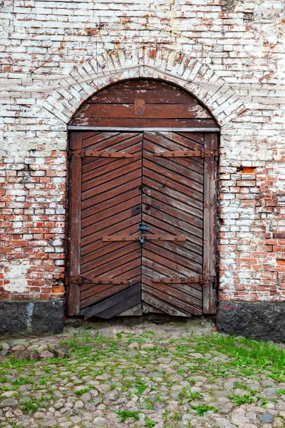 Antigua puerta de madera en el castillo medieval de Vyborg, Rusia —  Fotos de Stock
