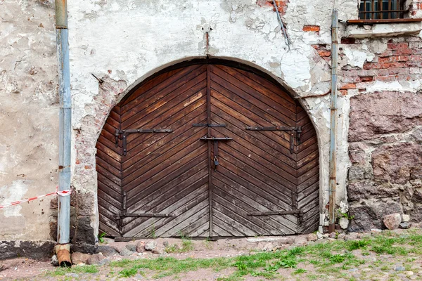 Staré dřevěné bráně na středověký hrad Vyborg, Rusko — Stock fotografie