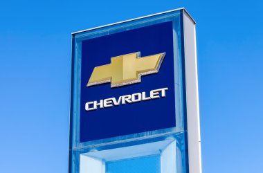 Chevrolet bayii işareti mavi gökyüzü karşı