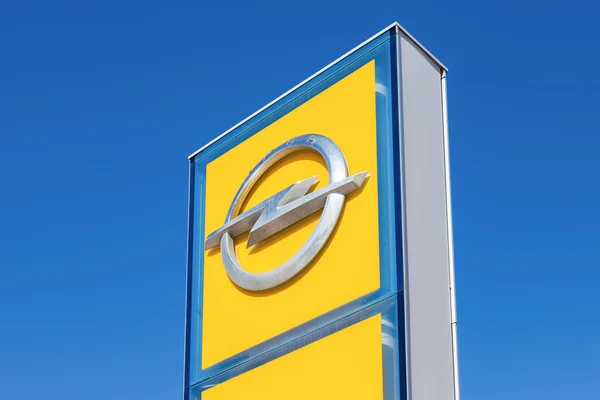 Opel återförsäljare skylt mot blå himmel. Opel är en tysk biltillverkare — Stockfoto