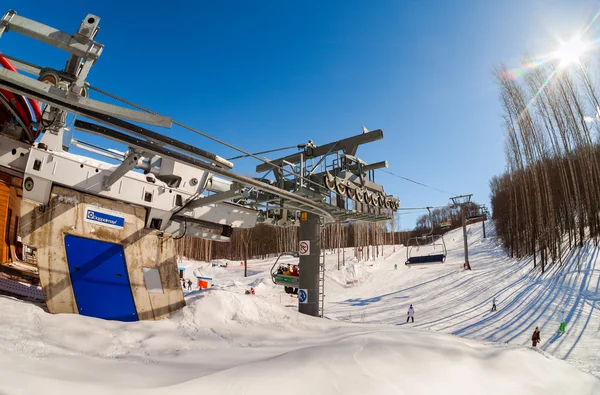 Sessellift im Gebirgsskigebiet "Krasnaja Glinka" im Winter — Stockfoto