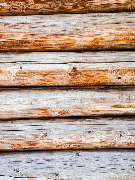 Trä loggar vägg av gamla lantligt hus som bakgrund — Stockfoto