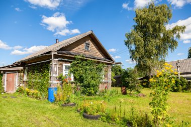 Rus köy eski ahşap evde. Novgorod bölgesi, Rusya Federasyonu