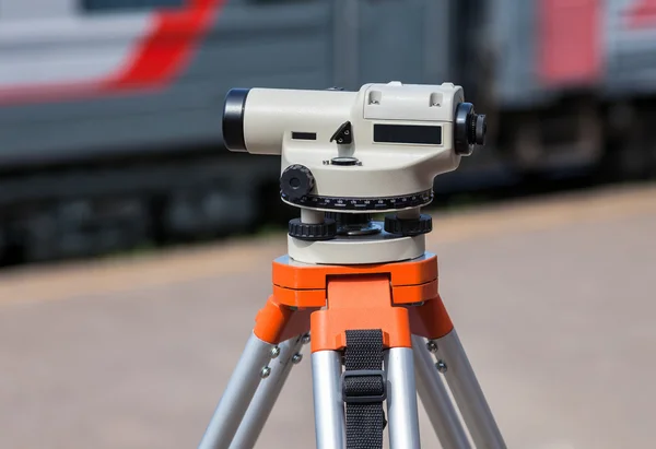 Геодезическое оборудование оптический уровень установлен на штатив на железной дороге — стоковое фото