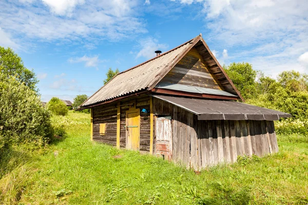Tradicional baño de madera ruso en el campo en el sol de verano — Foto de Stock