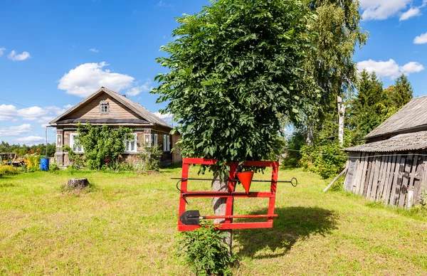 Firefighter shield with fire extinguishing tools in Russian vill — Stock Photo, Image