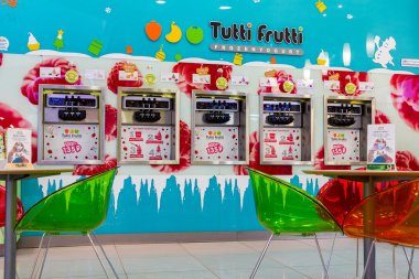 Bir alışveriş merkezinde Tutti Frutti dondurulmuş yoğurt şube