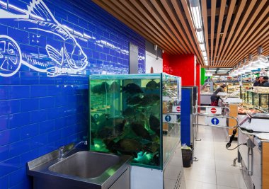 Canlı balık Perekrestok süpermarkette Satılık hazır