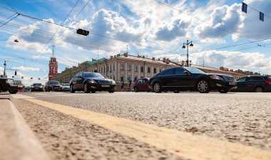 Karayolu Taşımacılığı yaz güneşli bir günde Nevsky Prospect hareket ediyor