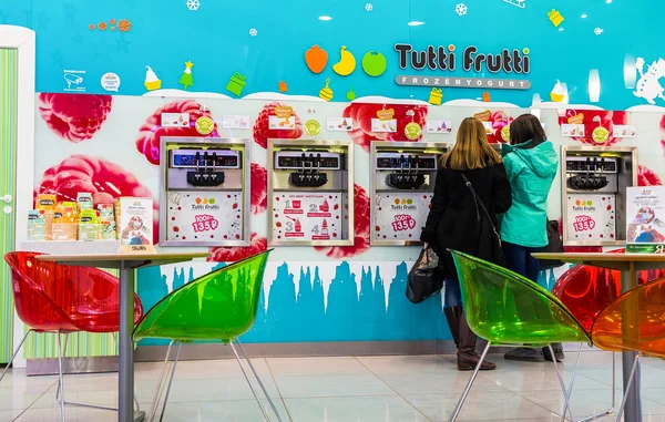 Tutti Frutti mrożony jogurt oddział w centrum handlowym — Zdjęcie stockowe