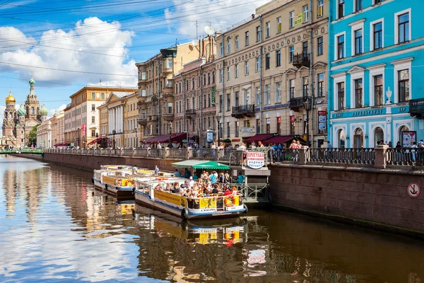 Rivier cruise passagier boten afgemeerd in Gribojedov kanaal in de historische stad in zonnige dag — Stockfoto
