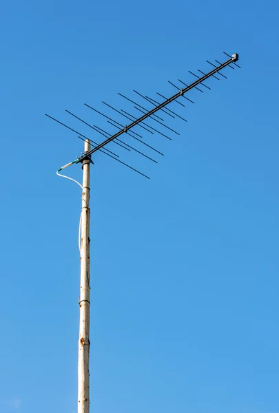 Anteny telewizji na tle błękitnego nieba — Zdjęcie stockowe