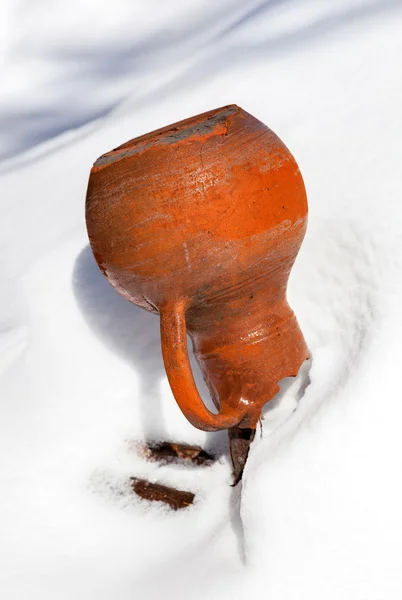 Old ceramic jug hanging on the fence in winter — Stock Photo, Image
