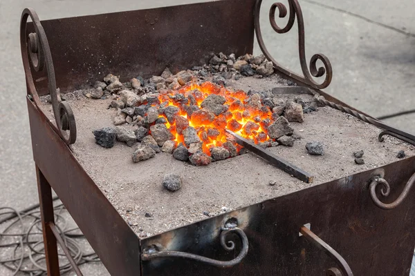 Forger le feu dans les forgerons où les outils en fer sont fabriqués — Photo