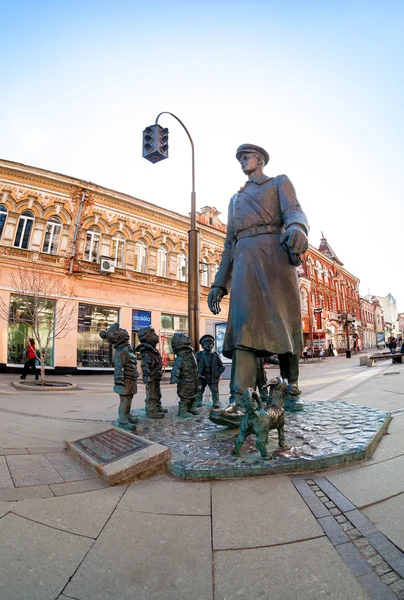 Bronzový pomník "Strýček vstoupit milicionáře" na ulici města — Stock fotografie