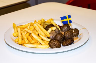 IKEA restoranında öğle yemeği. Kızarmış patates köfte