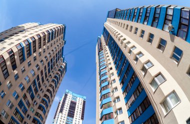 Mavi sk karşı yeni yüksek apartmanlar balıkgözü görünümü