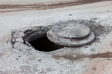 Yol tehlikeli açık güvenli olmayan kapağı