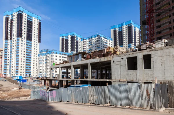 Hochhaus-Neubauten im Bau bei sonnigem Tag — Stockfoto