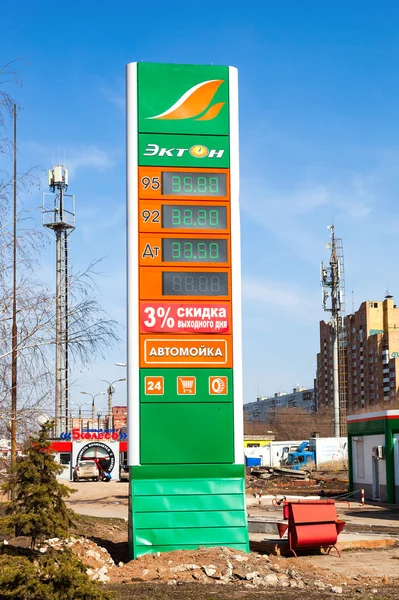 Begeleiden van teken, de prijs van de brandstof op het benzinestation E aangegeven — Stockfoto