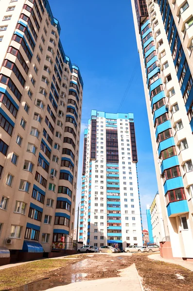 Mavi gökyüzü arka plan karşı yeni yüksek apartmanlar — Stok fotoğraf