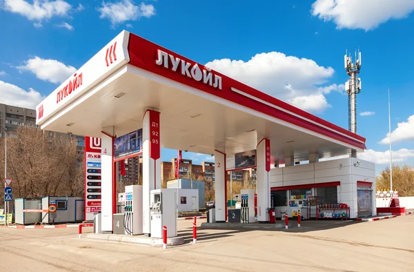 Lukoil-Tankstelle. lukoil ist eine der größten russischen Ölgesellschaften — Stockfoto