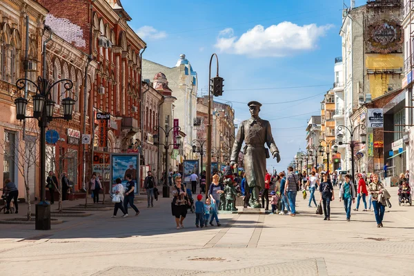 Na deptaku miasta z brązu pomnik "Wujek Stepa milicjant" — Zdjęcie stockowe