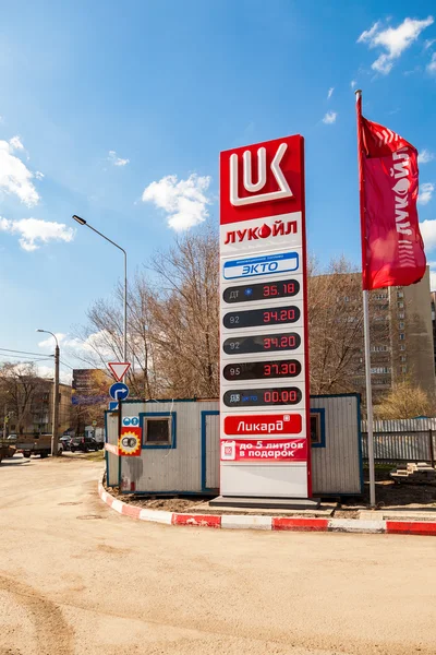 Sinal de guia, indicado o preço do combustível no posto de gasolina L — Fotografia de Stock