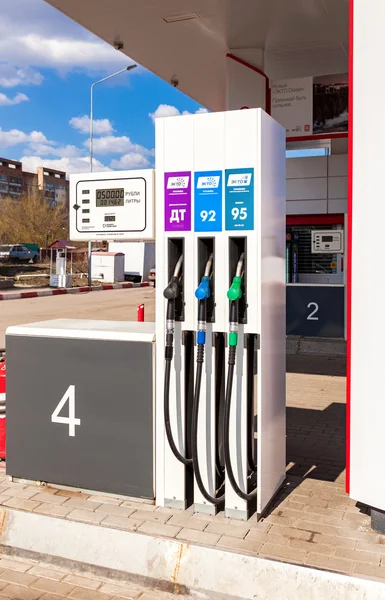 Llenar la columna con diferentes combustibles en la gasolinera Lukoi —  Fotos de Stock
