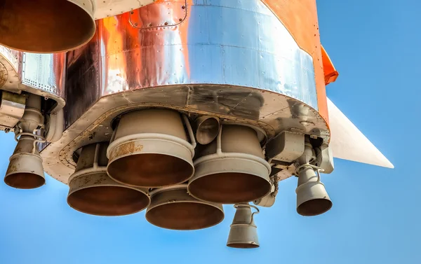 Detalle del motor cohete espacial contra el cielo azul — Foto de Stock