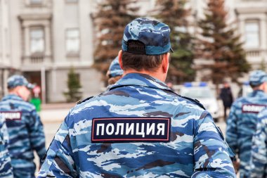 Üniformalı Rus polisi. Rusça metin: 