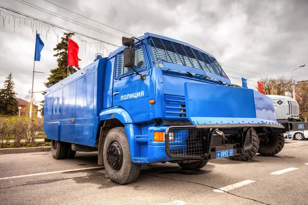 Camion lourd de la police russe stationné dans la rue de la ville — Photo