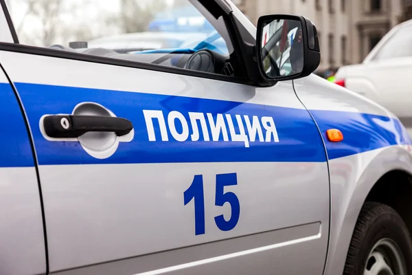 Inscriptie "Politie" op het bord van de Russische politieauto — Stockfoto