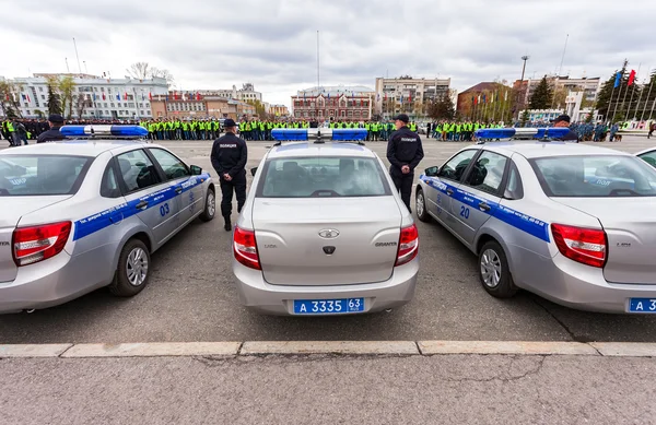 Veículos de patrulha da polícia russa estacionados na praça Kuibyshev — Fotografia de Stock