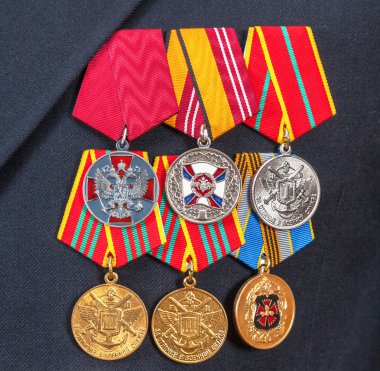 Rus Deniz Kuvvetleri üniforması üzerinde farklı Madalyalar ve ödüller