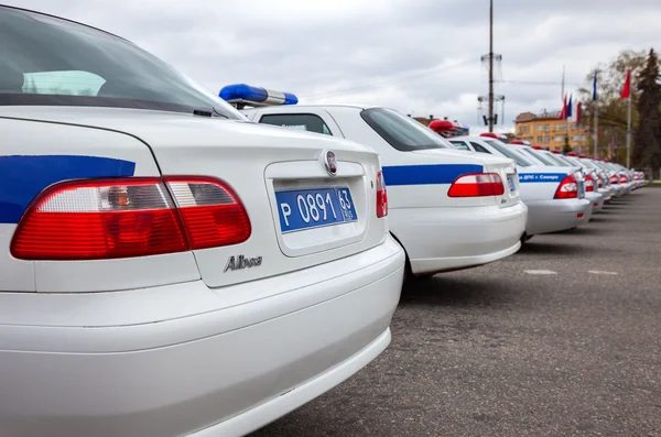 La policía rusa patrulla vehículos estacionados en la plaza de Kuibyshev en —  Fotos de Stock