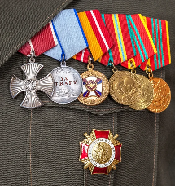 Ordem e medalhas diferentes no uniforme do exército russo — Fotografia de Stock