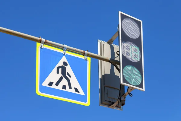 Señal de tráfico cruce peatonal y semáforo con cielo azul — Foto de Stock
