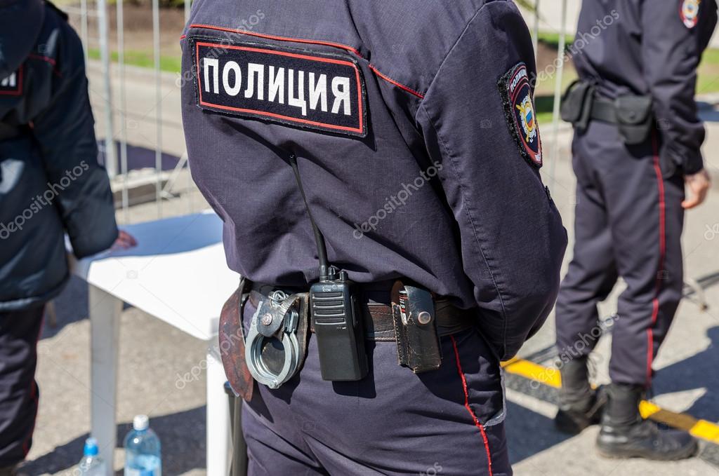 Ausrüstung am Gürtel eines russischen Polizisten. Text auf Russisch:  Polizei — Redaktionelles Stockfoto © blinow61 #107450346