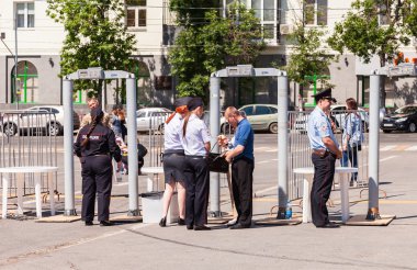 Ben çit Merkez Meydanı'nda polis çerçeveler metal dedektörleri ile