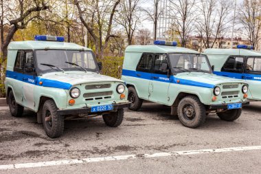 Şehrin içinde spr cadde üzerinde park etmiş araçlar Rus polis devriye